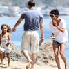 Halle Berry et sa fille Nahla et son compagnon Olivier Martinez passent la journée sur la plage de Malibu le 7 avril 2012