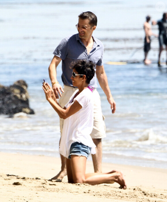 Halle Berry et son compagnon Olivier Martinez, épanouis et complices aux côtés de Nahla, la fille de l'actrice, sur la plage de Malibu le 7 avril 2012