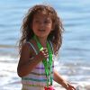 Nahla, fille d'Halle Berry, s'éclate avec sa maman et son compagnon Olivier Martinez sur la plage de Malibu le 7 avril 2012
