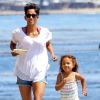 Rires et tendresse pour Halle Berry et sa fille Nahla sur la plage de Malibu le 7 avril 2012