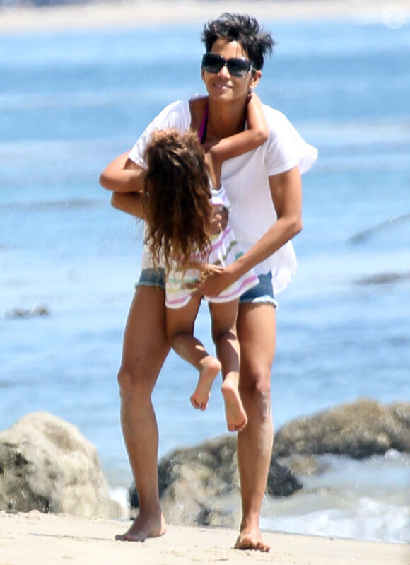 Rires et tendresse pour Halle Berry et sa fille Nahla sur la plage de Malibu le 7 avril 2012