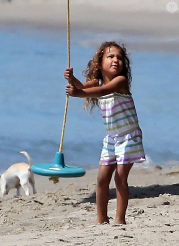 Nahla, fille d'Halle Berry, s'éclate avec sa maman et son compagnon Olivier Martinez sur la plage de Malibu le 7 avril 2012