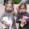 Les adorables jumelles Marion et Tabitha se rendent à l'école, sous l'oeil bienveillant de leur maman. New York, le 10 avril 2012.