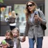 Sarah Jessica Parker et ses adorables jumelles Marion et Tabitha sont en route pour l'école. New York, le 10 avril 2012.