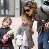 Sarah Jessica Parker et ses adorables jumelles Marion et Tabitha sont en route pour l'école. New York, le 10 avril 2012.