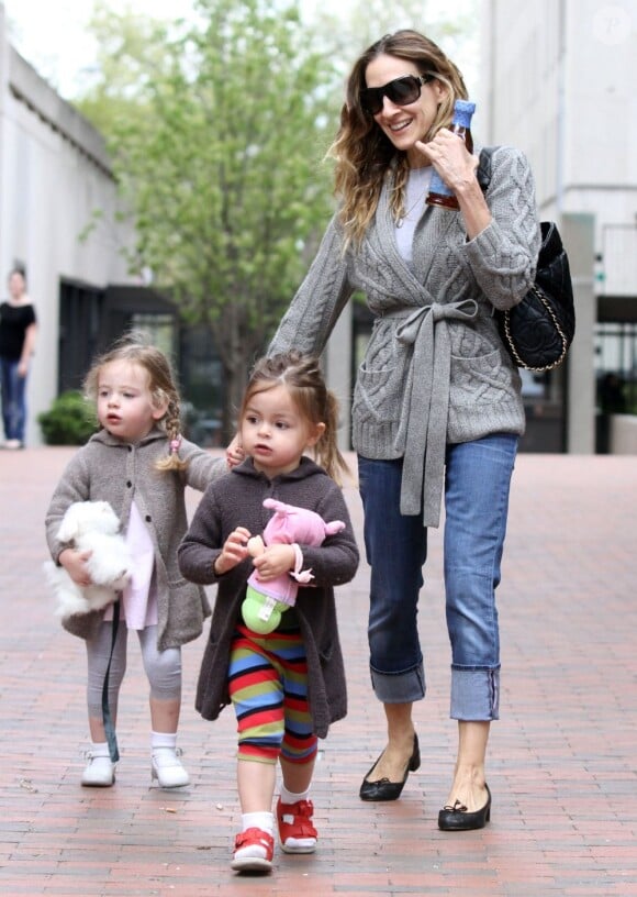 Sarah Jessica Parker escorte ses deux jumelles Marion et Tabitha à l'école. New York, le 10 avril 2012.