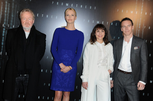 Ridley Scott, Charlize Theron, Noomi Rapace et Michael Fassbender lors de la présentation du film Prometheus à Paris le 11 avril 2012