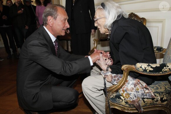 Bertrand Delanoë présente ses hommages à Hélène Duc.
Juliette Gréco recevait jeudi 12 avril 2012 la médaille Grand Vermeil de la Ville de Paris, remise par un Bertrand Delanoë exalté.