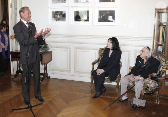 Bertrand Delanoë s'est fait une véritable joie de remettre la Médaille Grand Vermeil de la Ville de Paris à Juliette Gréco, jeudi 12 avril 2012.