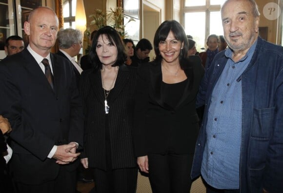Juliette Gréco, entouré ici de Christophe Girard, Anne Hidalgo et Jean-Claude Carrière, recevait jeudi 12 avril 2012 la médaille Grand Vermeil de la Ville de Paris, remise par un Bertrand Delanoë exalté.