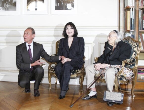 Juliette Gréco, entre Bertrand Delanoë et Hélène Duc, recevait jeudi 12 avril 2012 la médaille Grand Vermeil de la Ville de Paris, remise par un Bertrand Delanoë exalté.