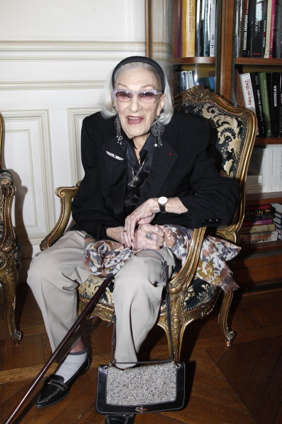 Hélène Duc, qui a recueilli Juliette Gréco lors de la Seconde Guerre Mondiale. Juliette Gréco recevait jeudi 12 avril 2012 la médaille Grand Vermeil de la Ville de Paris, remise par un Bertrand Delanoë exalté.