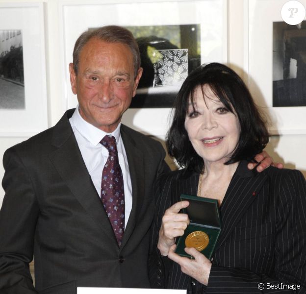 Juliette Greco Tres Emue La Parisienne Savoure Sa Medaille Devant Ses Proches Purepeople