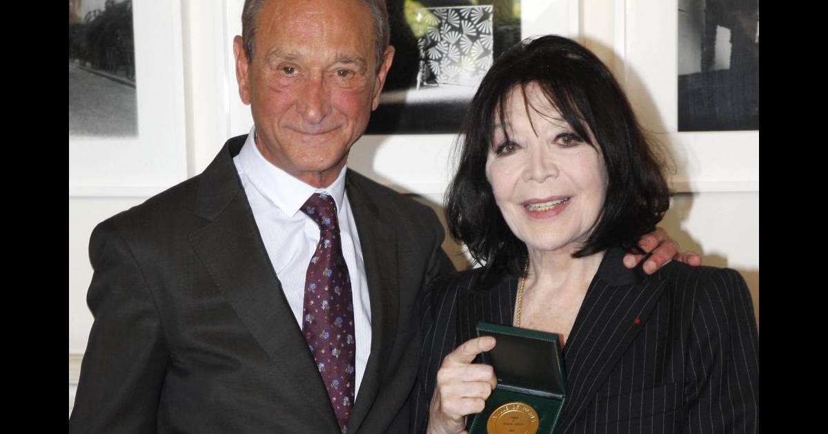Juliette Greco Tres Emue La Parisienne Savoure Sa Medaille Devant Ses Proches Purepeople
