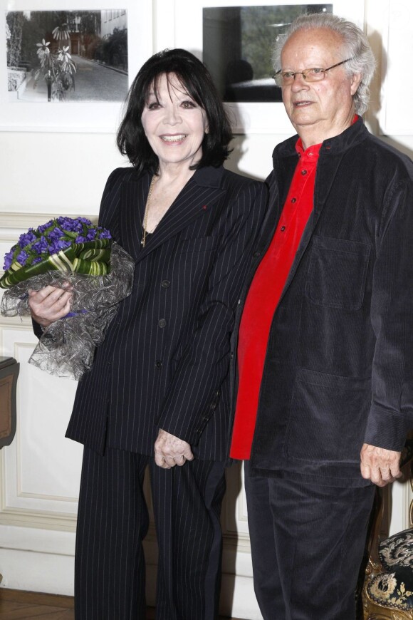Juliette Gréco recevait jeudi 12 avril 2012, en présence de son mari Gérard Jouannest, la médaille Grand Vermeil de la Ville de Paris, remise par un Bertrand Delanoë exalté.