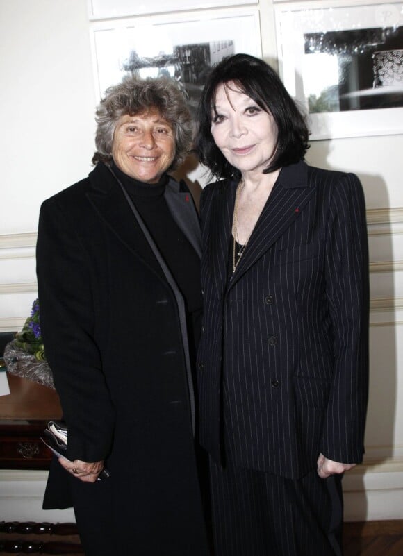 Juliette Gréco, ici avec Jacqueline Franju (festival de Ramatuelle), recevait jeudi 12 avril 2012 la médaille Grand Vermeil de la Ville de Paris, remise par un Bertrand Delanoë exalté.