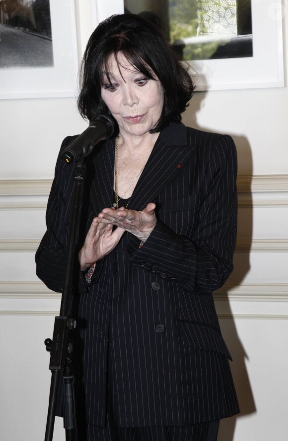 Juliette Gréco recevait jeudi 12 avril 2012 la médaille Grand Vermeil de la Ville de Paris, remise par un Bertrand Delanoë exalté.