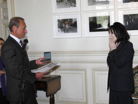 Bertrand Delanoë s'est fait une véritable joie de remettre la Médaille Grand Vermeil de la Ville de Paris à Juliette Gréco, très émue, jeudi 12 avril 2012.