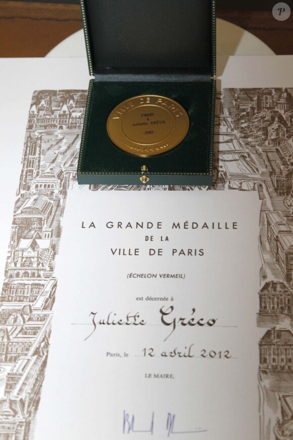 La médaille Grand Vermeil de la Ville de Paris a été remise le 12 avril 2012 à Juliette Gréco.
