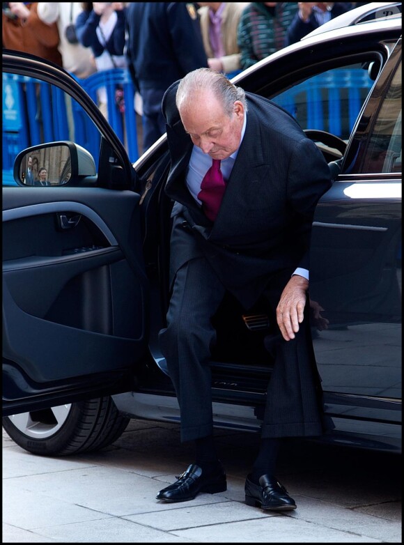 Le roi Juan Carlos le 8 avril 2012 à la messe de Pâques avait eu beaucoup de mal à sortir de sa voiture...