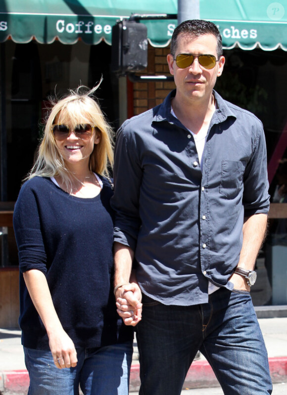 Reese Witherspoon et son mari Jim Toth sortent de l'église, à Santa Monica, le 15 avril 2012. Dans un pull ample bleu, Reese Witherspoon cache son ventre arrondi