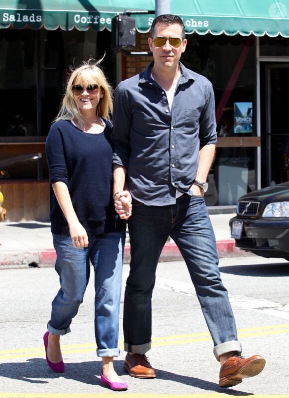 Reese Witherspoon et son mari Jim Toth, main dans la main, sortent de l'église, à Santa Monica, le 15 avril 2012