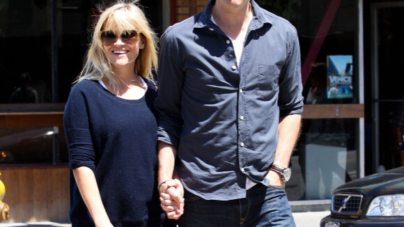 Reese Witherspoon, enceinte : Dans les bras de son mari, elle rayonne