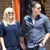 Reese Witherspoon et son mari Jim Toth, complices, sortent de l'église, à Santa Monica, le 15 avril 2012