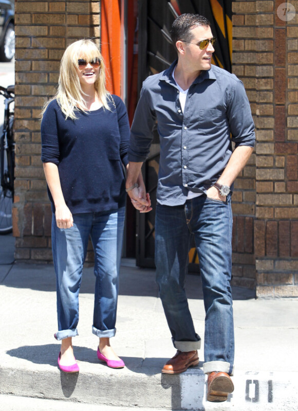 Reese Witherspoon et son mari Jim Toth, complices, sortent de l'église, à Santa Monica, le 15 avril 2012