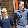 Reese Witherspoon et son mari Jim Toth, toujours aussi amoureux, sortent de l'église, à Santa Monica, le 15 avril 2012