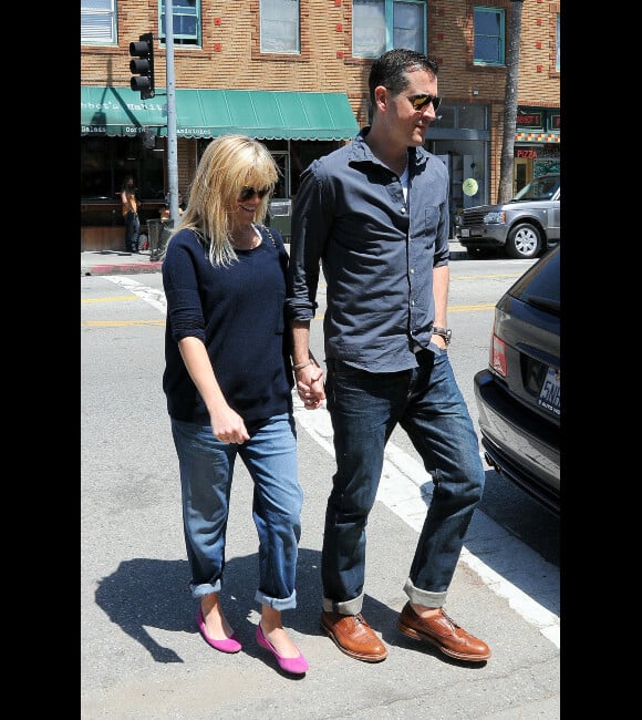 Reese Witherspoon et son mari Jim Toth, main dans la main, sortent de l'église, à Santa Monica, le 15 avril 2012 et vont déjeuner