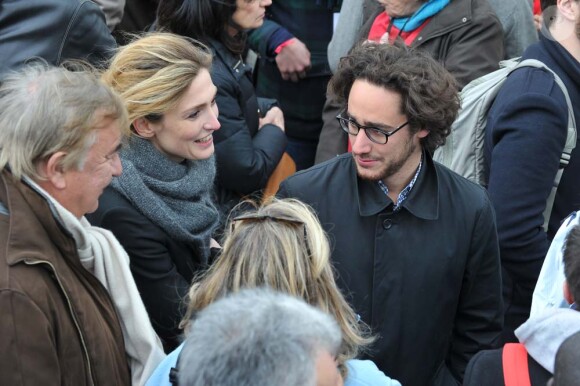 Julie Gayet et Thomas Hollande au meeting de François Hollande au Château de Vincennes, le 15 avril 2012.