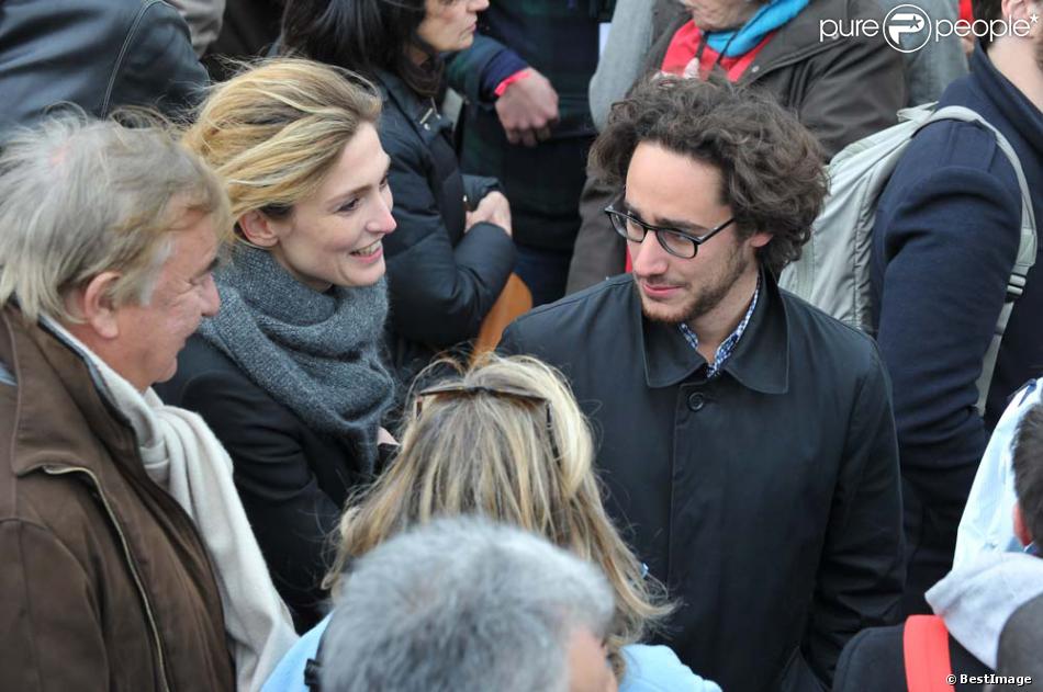 Julie Gayet Et Thomas Hollande Au Meeting De Francois Hollande Au Chateau De Vincennes Le 15 Avril 2012 Purepeople
