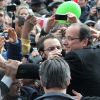 Bain de foule pour François Hollande au Château de Vincennes, le 15 avril 2012.