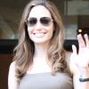 Angelina Jolie laisse apercevoir sa bague de fiançailles à la sortie de l'hôtel Roosevelt à Los Angeles, le 16 avril 2012.