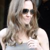 Angelina Jolie laisse apercevoir sa bague de fiançailles à la sortie de son hôtel, le Roosevelt, à Los Angeles, le 16 avril 2012.