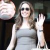 Angelina Jolie laisse apercevoir sa bague de fiançailles devant l'hôtel Roosevelt à Los Angeles, le 16 avril 2012.