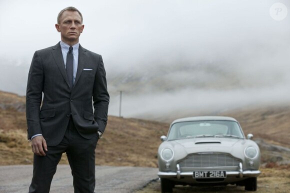Daniel Craig et une Aston Martin dans Skyfall de Sam Mendes.