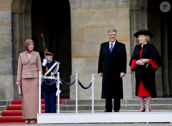 La reine Beatrix des Pays-Bas accueillait le 17 avril 2012 à Amsterdam le couple présidentiel turc en visite officielle.
