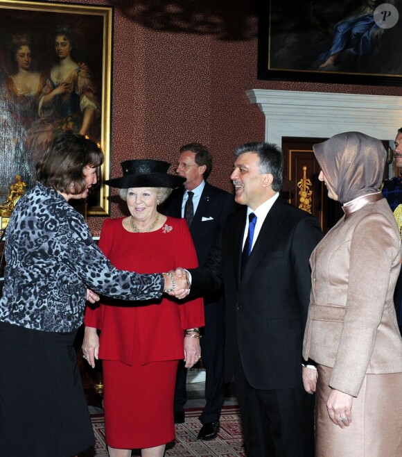 La reine Beatrix accueillait le 17 avril 2012 à Amsterdam le couple présidentiel turc en visite officielle.