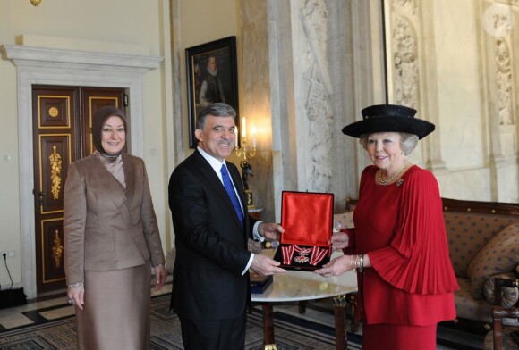 Beatrix des Pays-Bas accueillait le 17 avril 2012 à Amsterdam le couple présidentiel turc en visite officielle.