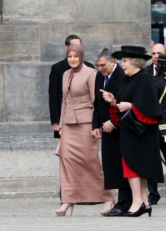 La reine Beatrix des Pays-Bas accueillait le 17 avril 2012 à Amsterdam le couple présidentiel turc en visite officielle.