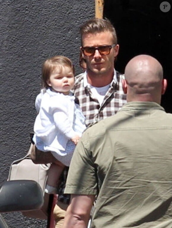 Les Beckham en famille ! Victoria Beckham et son époux David en compagnie de leur petite Harper à la sortie d'un restaurant pour l'anniversaire de la styliste. Le 17 avril 2012