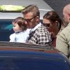 Victoria Beckham, son époux David et leur petite Harper à la sortie d'un restaurant pour l'anniversaire de la styliste. Le 17 avril 2012