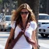 Gisele Bündchen à la ville, cela donne un mini-short et un t-shirt blancs, une étole pour accessoiriser la tenue et apporter une touche de couleur et de simples tongs aux pieds. Verdict : un look cool à copier en vacances. Le bémol : Aucun.