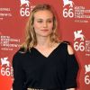 Diane Kruger s'offre une apparition rock avec une mini-robe noire ceinturée d'or et des mini-boots cloutées signées Chloé. Un mélange savamment orchestré qui a tout bon ! Le bémol : Aucun.