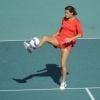 Amélie Mauresmo très à l'aise, la balle au pied, et la numéro un mondiale Victoria Azarenka lors d'un entraînement très particulier au Monte-Carlo Country Club le 18 avril 2012.