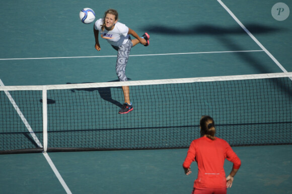 Amélie Mauresmo et la numéro un mondiale Victoria Azarenka lors d'un tennis-ballon au Monte-Carlo Country Club le 18 avril 2012.