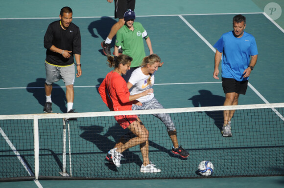 Amélie Mauresmo et la numéro un mondiale Victoria Azarenka s'amusent lors d'un entraînement très particulier au Monte-Carlo Country Club le 18 avril 2012.