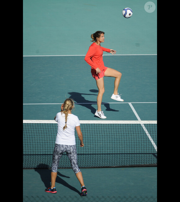 Amélie Mauresmo et la numéro un mondiale Victoria Azarenka lors d'un entraînement très particulier au Monte-Carlo Country Club le 18 avril 2012.